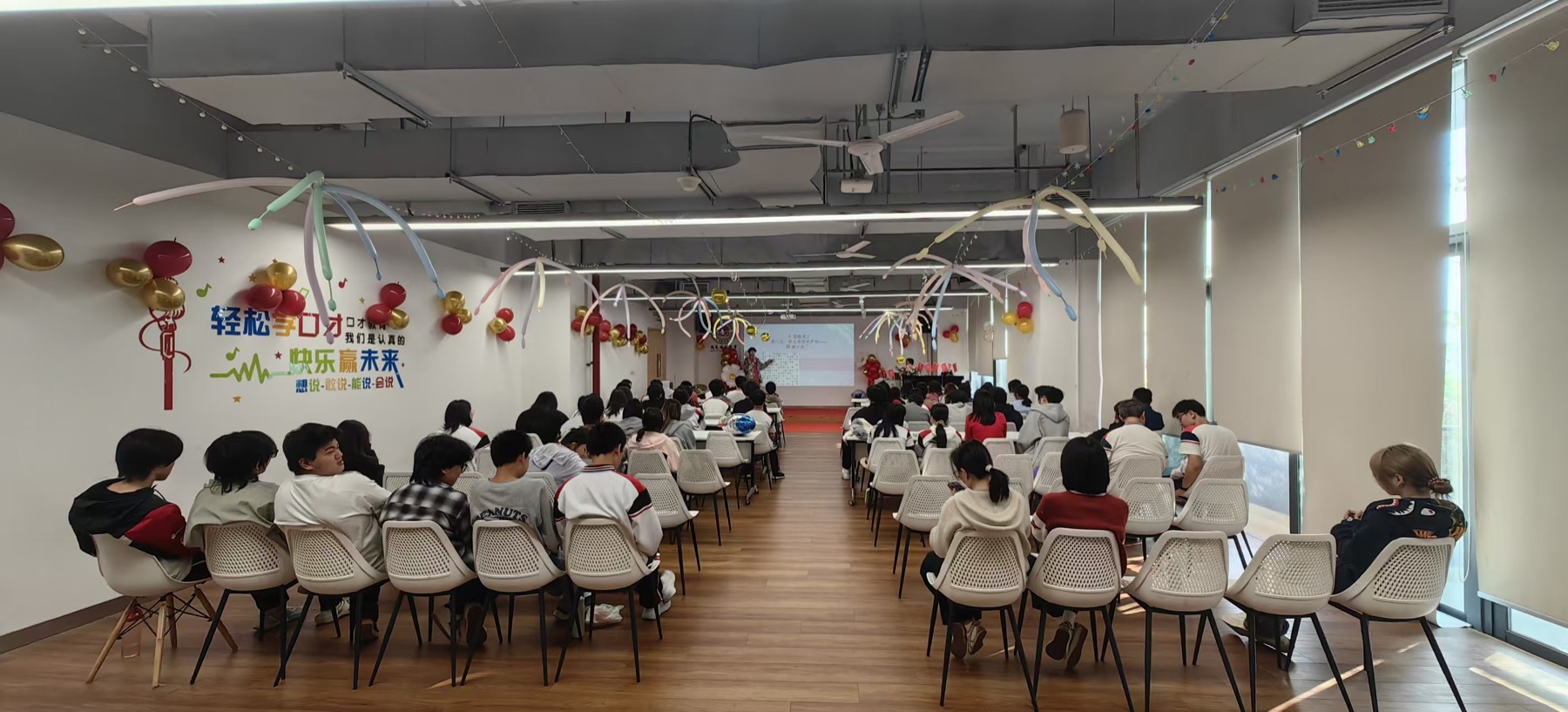 Qingrui Lou delivering the memory and learning session to students at Siyao School